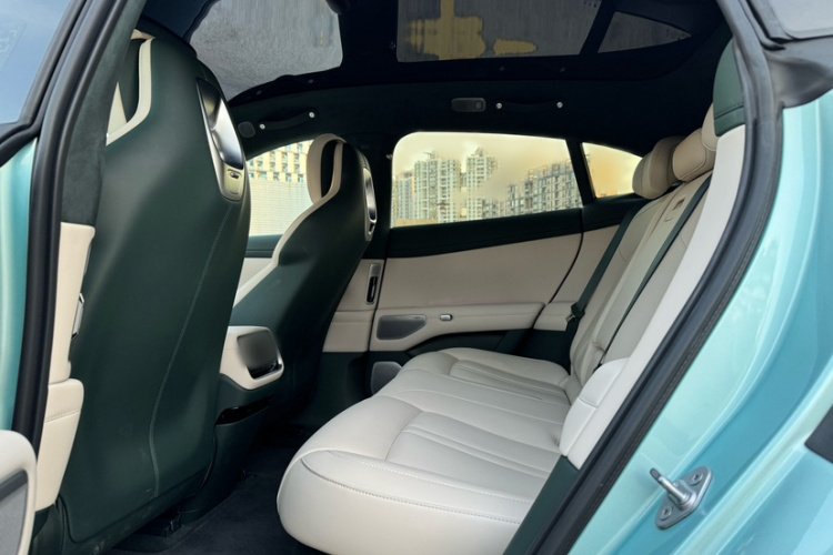 小米汽车 小米YU7 2025款 超长续航高性能四驱Max版中控内饰7001