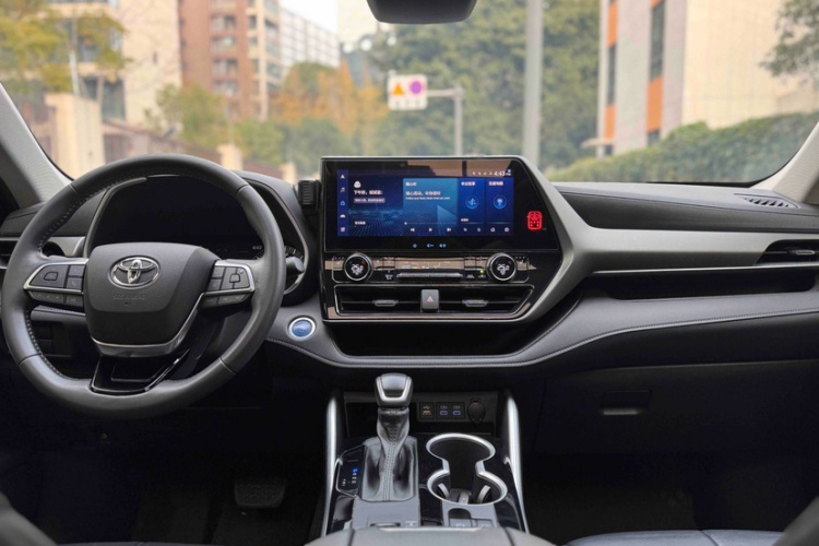 丰田 汉兰达 2022款 双擎 2.5L 两驱尊贵版 7座中控内饰7008