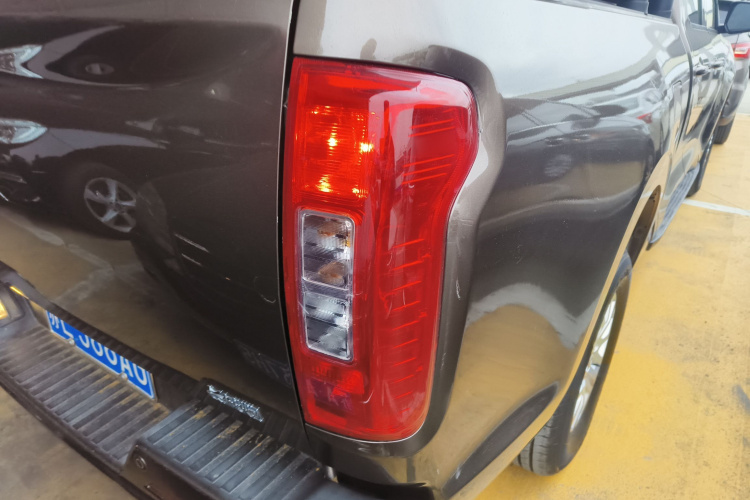 长城 炮 2019款 2.0T商用版自动汽油两驱精英型长箱GW4C20B车身外观9