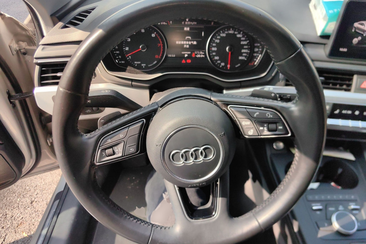 奥迪A4L 2018款 30周年年型 45 TFSI quattro 个性运动版局部细节13