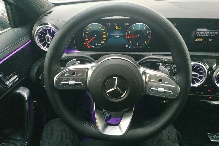 奔驰A级 2020款 A 200 L 运动轿车中控内饰13
