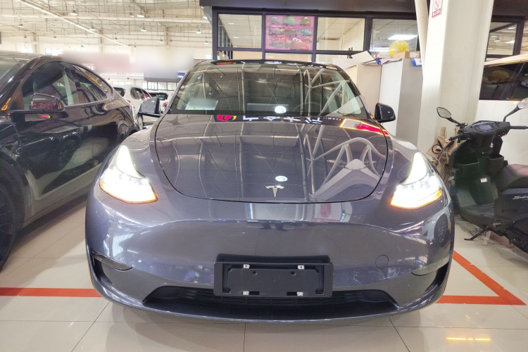 特斯拉 Model Y 2021款 长续航全轮驱动版车身外观2