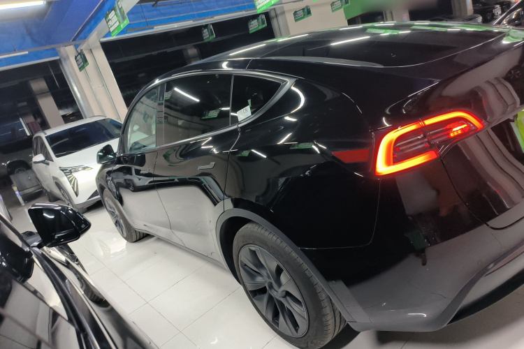 特斯拉 Model Y 2023款 后轮驱动版车身外观4