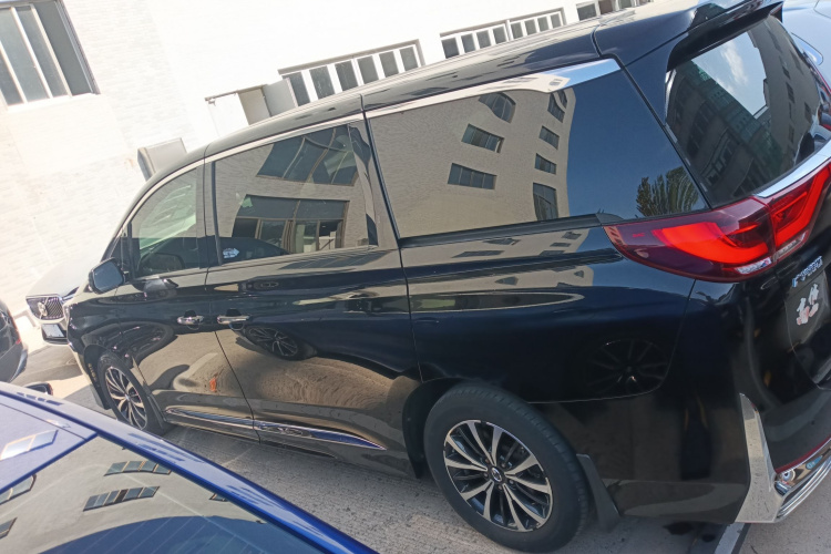 广汽传祺 传祺M8 2023款 领秀系列 390T 尊享版车身外观6003