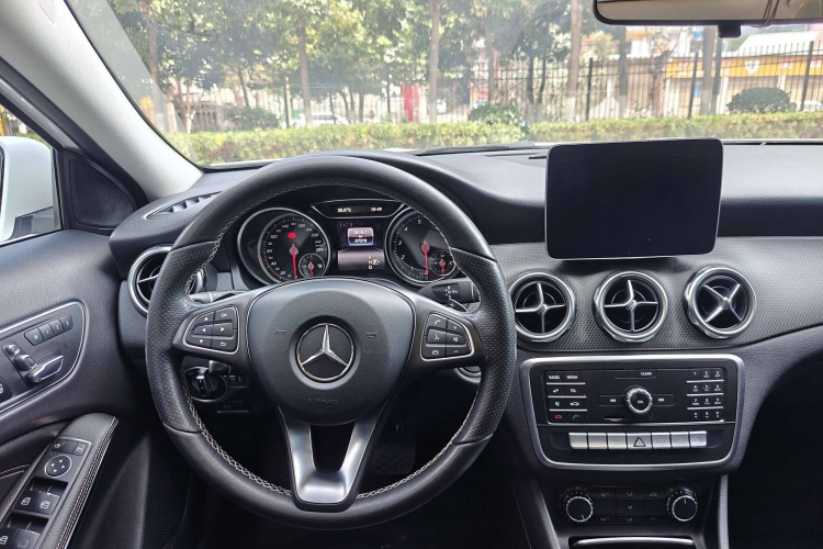 奔驰GLA 2018款 GLA 200 动感型中控内饰7009