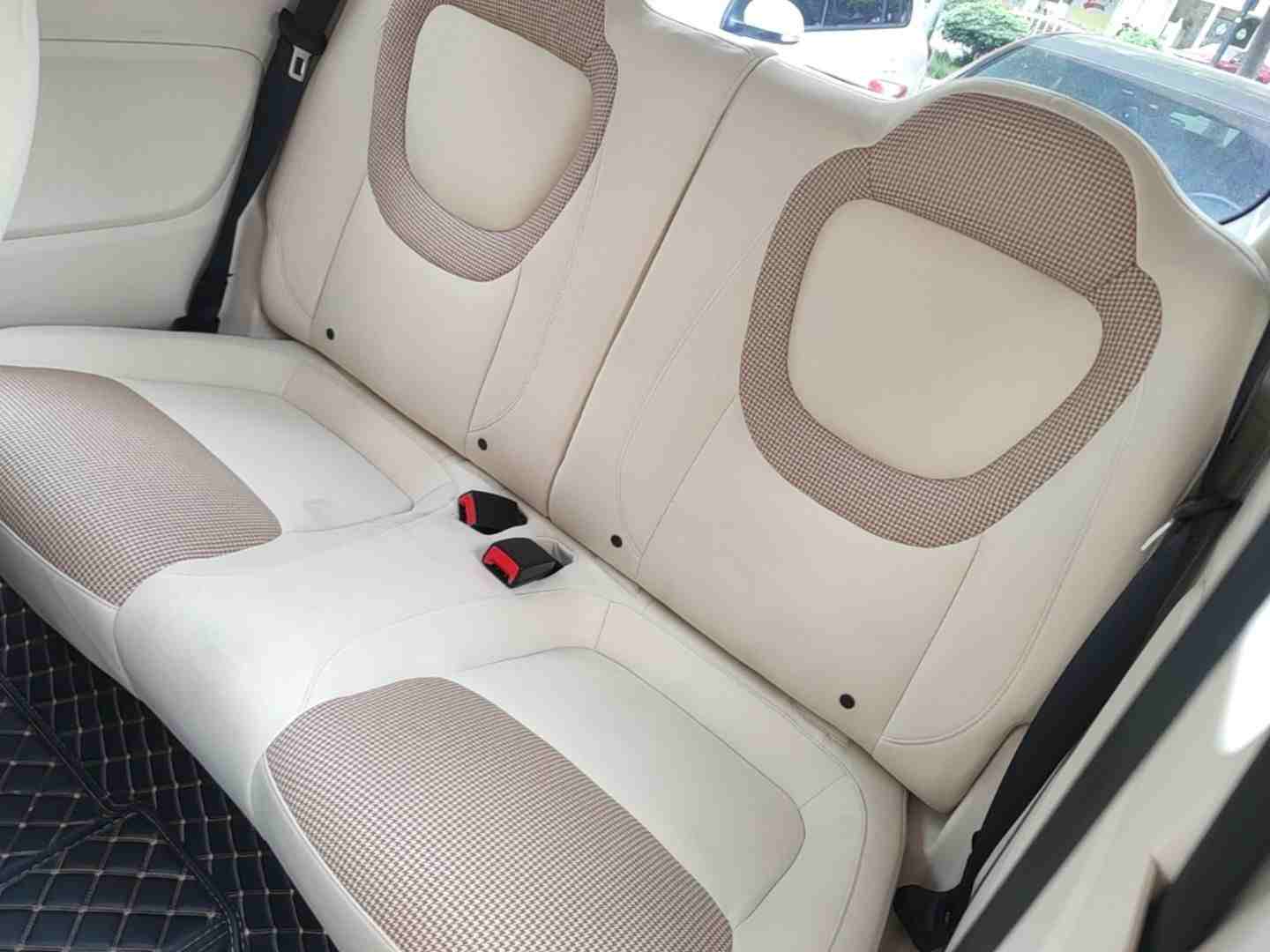 车辆左侧后座椅空间展示