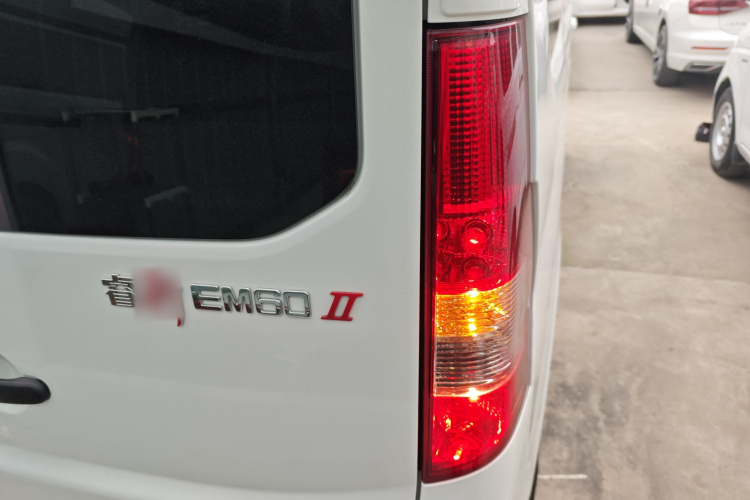 长安凯程 长安睿行EM60 2025款 客运版 舒适型 6座 240km 对开门 60kW车身外观9