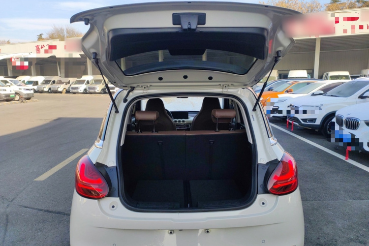 五菱汽车 五菱缤果 2023款 333km 灵犀互联款机舱底盘23