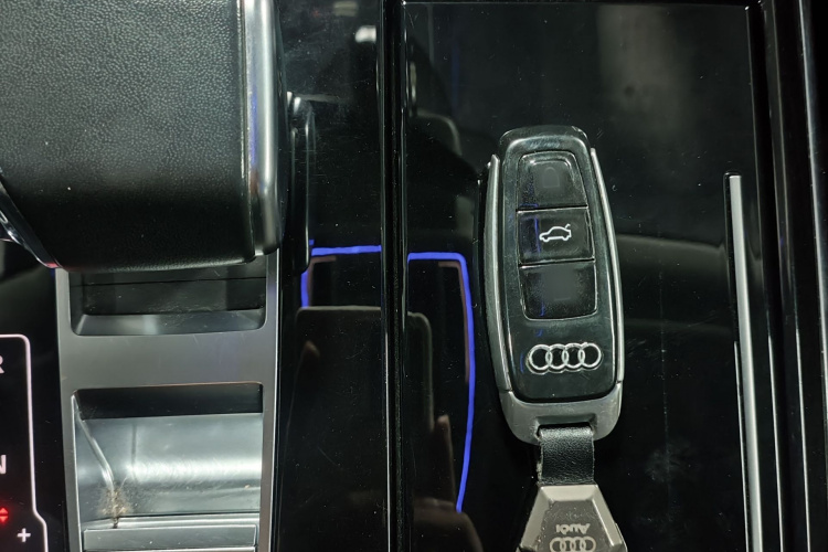 奥迪A8 2021款 A8L 50 TFSI quattro 舒适型中控内饰7003