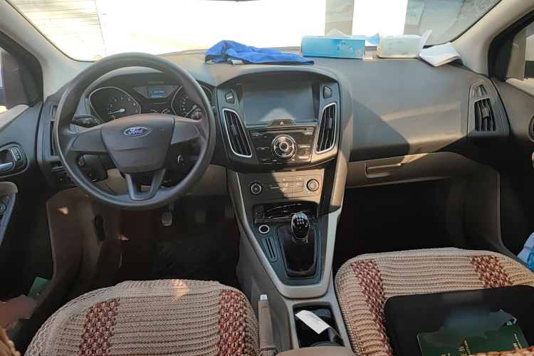 福特 福克斯 2015款 三厢 1.6L 手动舒适型中控内饰12