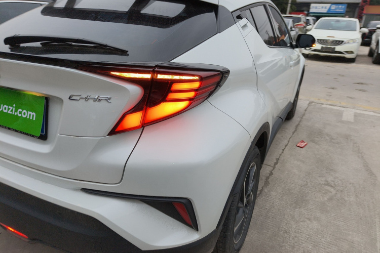 丰田C-HR 2021款 2.0L 豪华版车身外观9