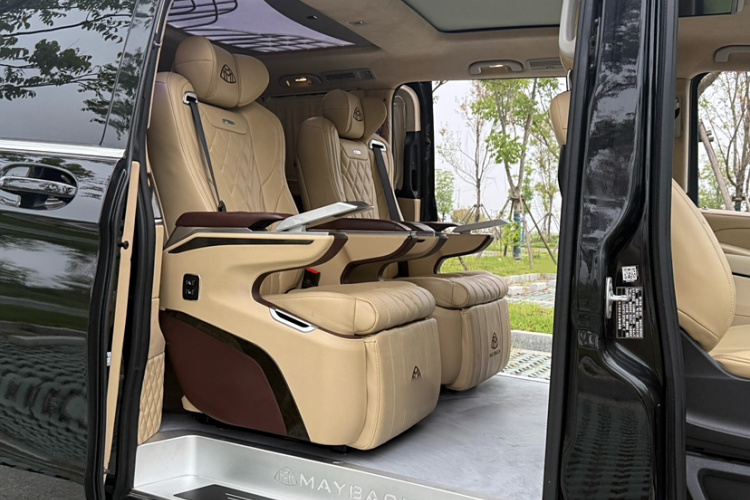 奔驰V级 2018款 V 260 L 尊贵加长版 国VI中控内饰7008