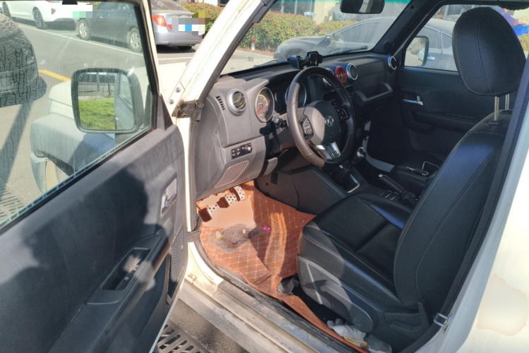 北京越野 北京BJ40 2016款 2.0T 手动两驱尊贵版中控内饰7003