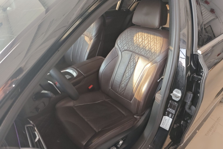 宝马7系 2018款 740Li 领先型 M运动套装中控内饰19