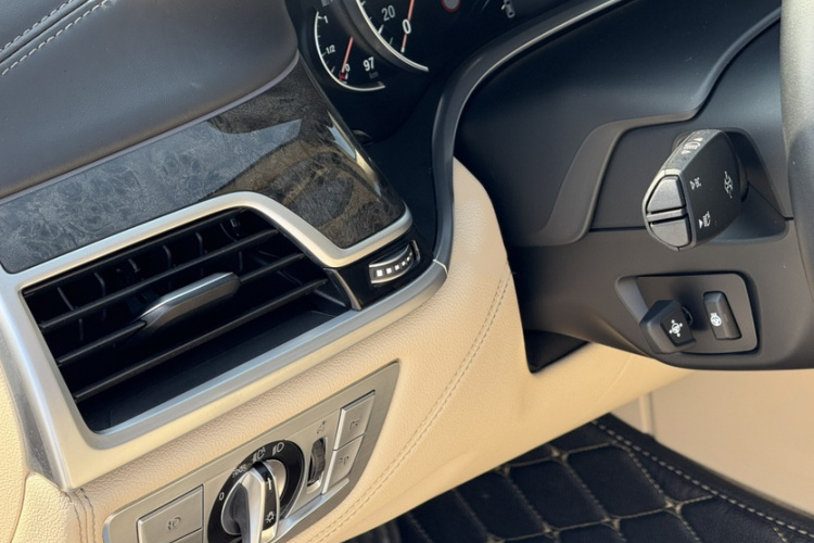 宝马7系 2016款 730Li 豪华型中控内饰7012