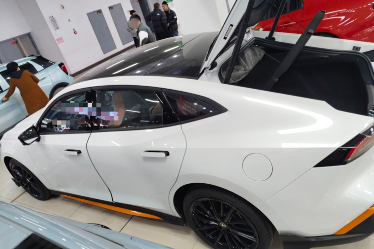 长安UNI-V 2025款 1.5T 500Bar尊贵运动型车身外观4