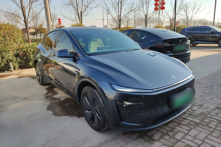 特斯拉 Model Y 2025款 后轮驱动版车身外观3