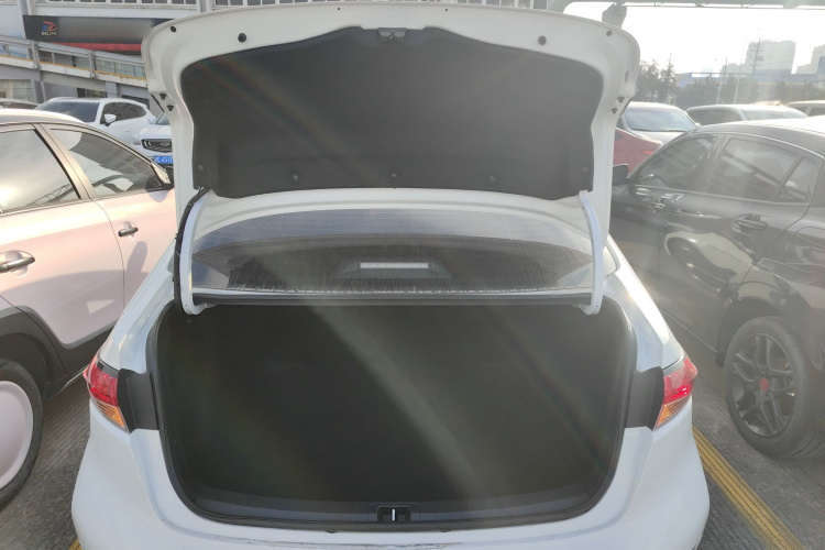 丰田 雷凌 2024款 智能电混双擎 1.8L 领先版机舱底盘23