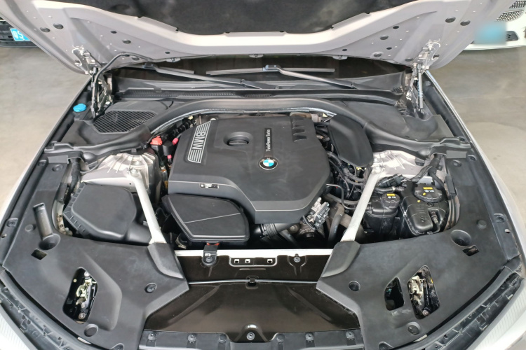 宝马5系 2020款 525Li 豪华套装机舱底盘24