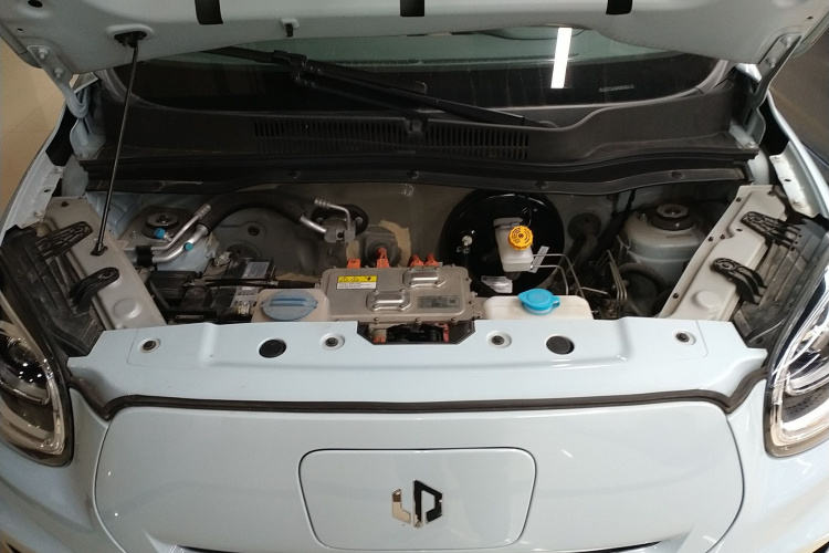 零跑汽车 零跑T03 2023款 310轻享版机舱底盘24