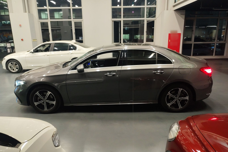 奔驰A级 2024款 A 200 L 时尚型车身外观4