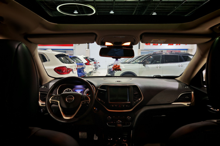 Jeep 自由光(进口) 2014款 2.4L 豪华版中控内饰7003
