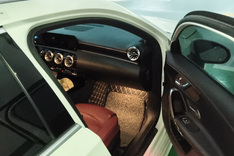 奔驰A级 2022款 改款三 A 200 L 运动轿车时尚型局部细节9005