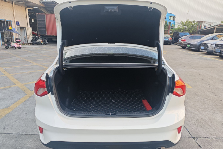 福特 福克斯 2019款 三厢 1.5L 手动锋跃型 国V中控内饰7013