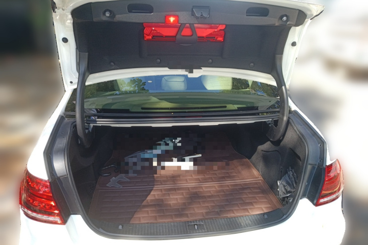 奔驰E级 2015款 E 260 L 运动型局部细节23