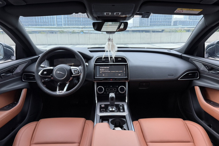 捷豹XEL 2022款 2.0T 250PS R-DYNAMIC S进取运动版中控内饰7003