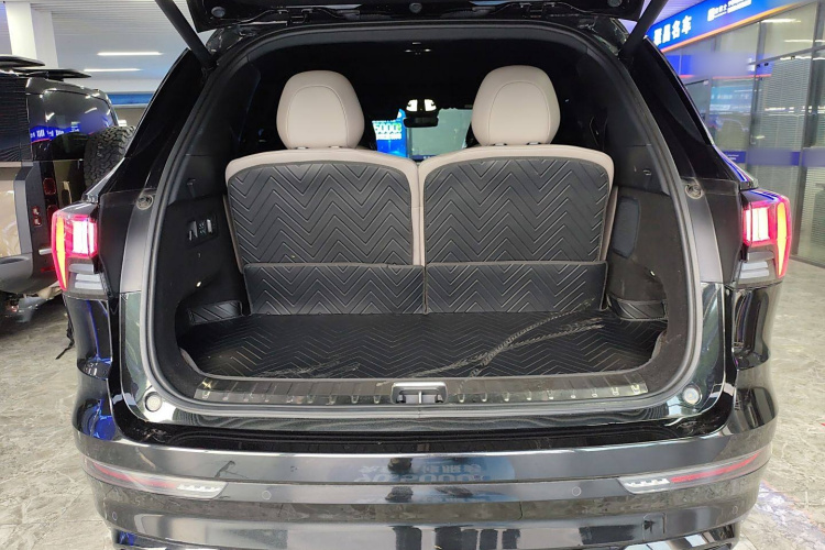 领克09 EM-P 2023款 2.0TD EM-P 远航版PM 六座机舱底盘23