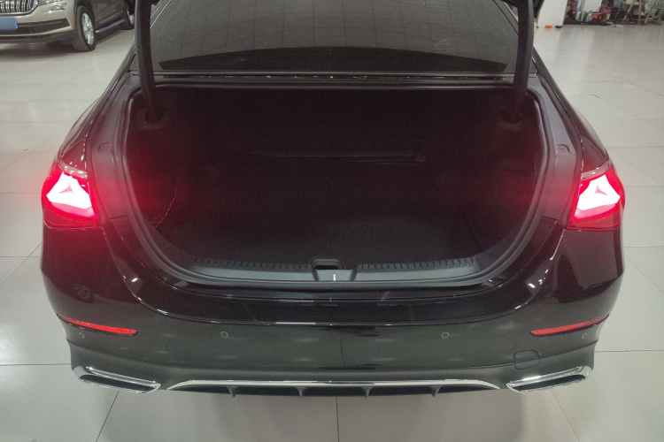 奔驰E级 2024款 改款 E 300 L 时尚运动型机舱底盘23