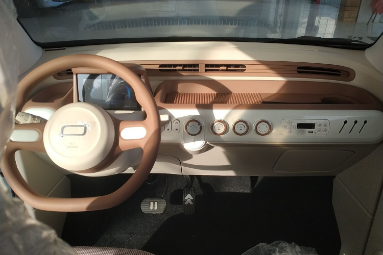 奔腾小马 2026款 222km 炫彩马中控内饰7003