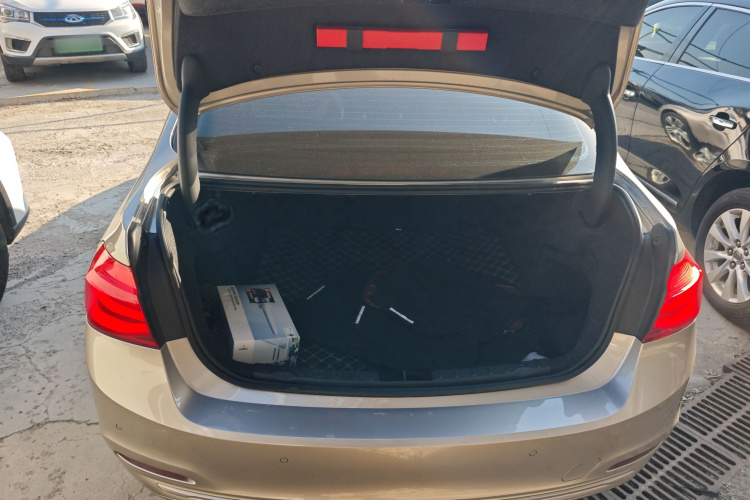 宝马3系 2017款 318i 时尚型机舱底盘23