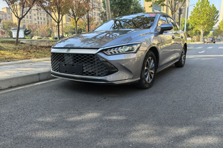 比亚迪 秦PLUS 2023款 冠军版 DM-i 55KM领先型车身外观1