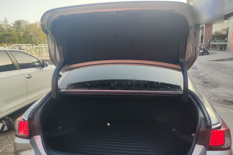 雷克萨斯ES 2022款 200 卓越版机舱底盘23