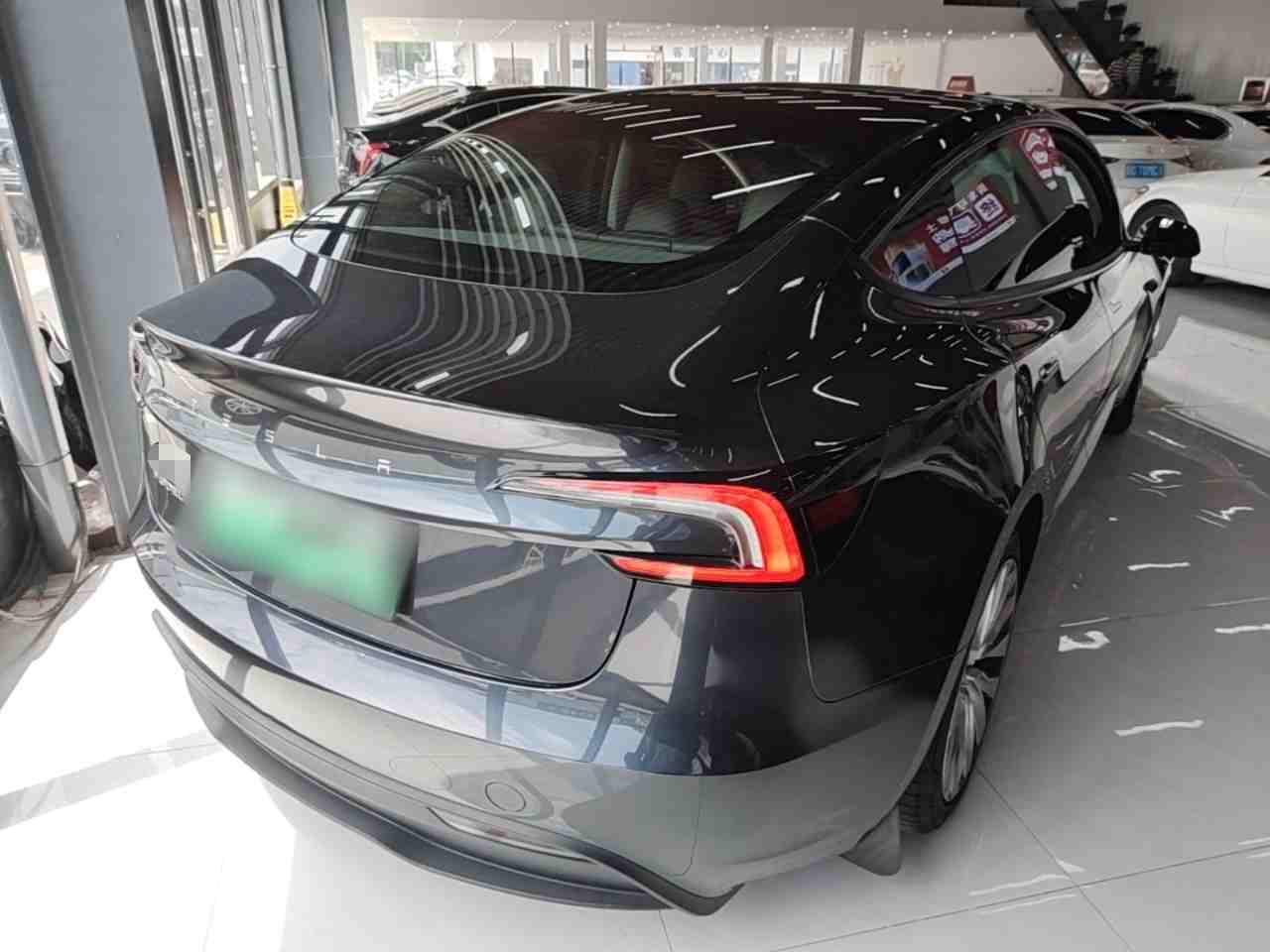 特斯拉Model 3右后45度外观展示