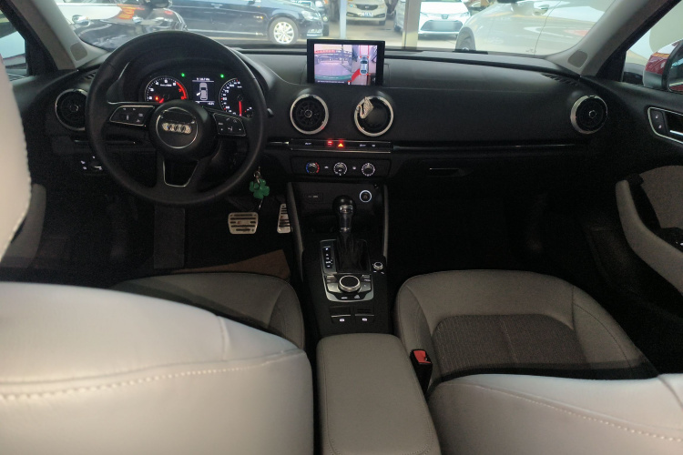 奥迪A3 2018款 30周年年型 Sportback 35 TFSI 时尚型中控内饰7002