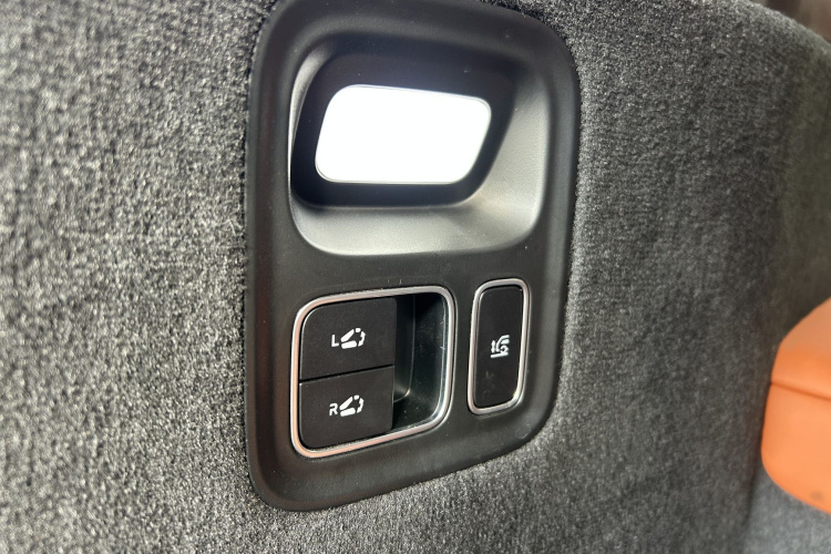 理想汽车 理想L8 2023款 Pro中控内饰7015