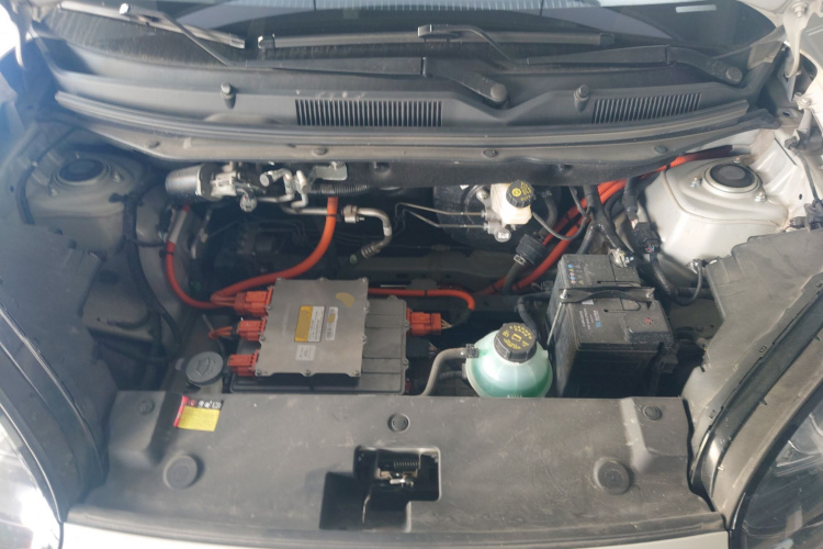 五菱汽车 五菱缤果 2023款 333km 灵犀互联款机舱底盘24