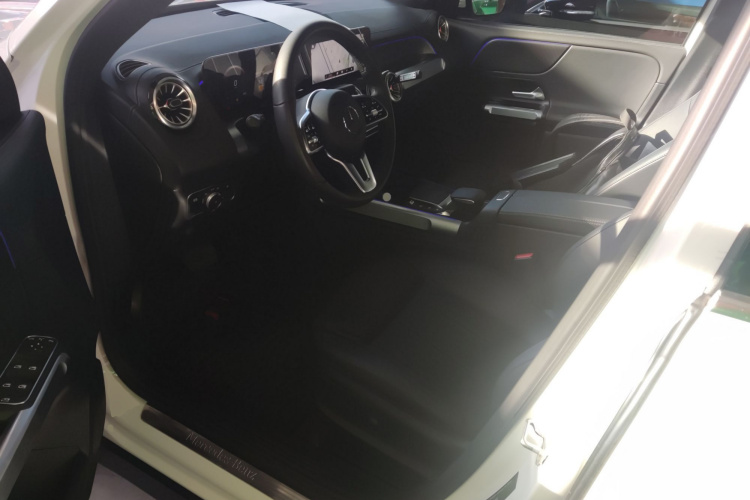 奔驰GLB 2022款 改款 GLB 200 动感型中控内饰20