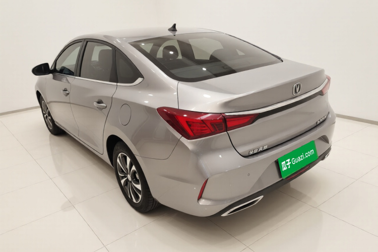 长安 逸动 2020款 PLUS 1.6L GDI 手动豪华型车身外观5