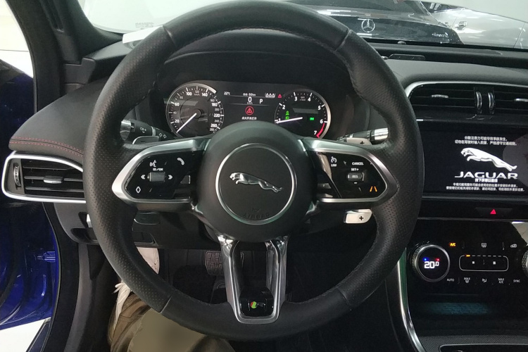 捷豹XEL 2020款 2.0T 200PS R-DYNAMIC S进取运动版中控内饰13
