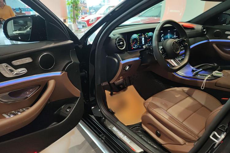 奔驰E级 2023款 E 300 L 运动时尚型中控内饰20