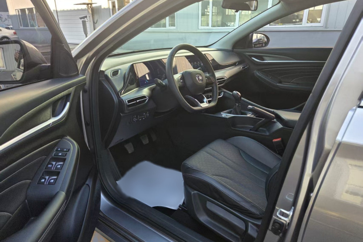 长安 逸动 2021款 PLUS 1.6L GDI 手动精英型车身外观6003