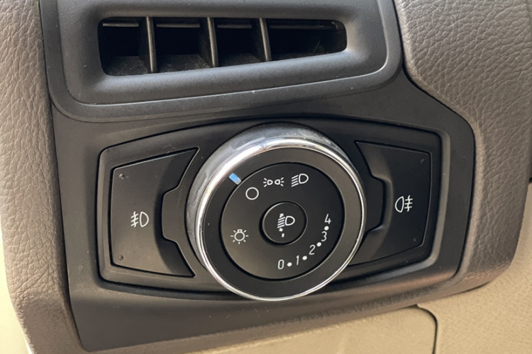 福特 福克斯 2012款 三厢 1.6L 自动舒适型局部细节9001