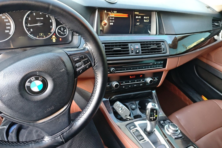 宝马5系 2017款 525Li 领先型中控内饰12