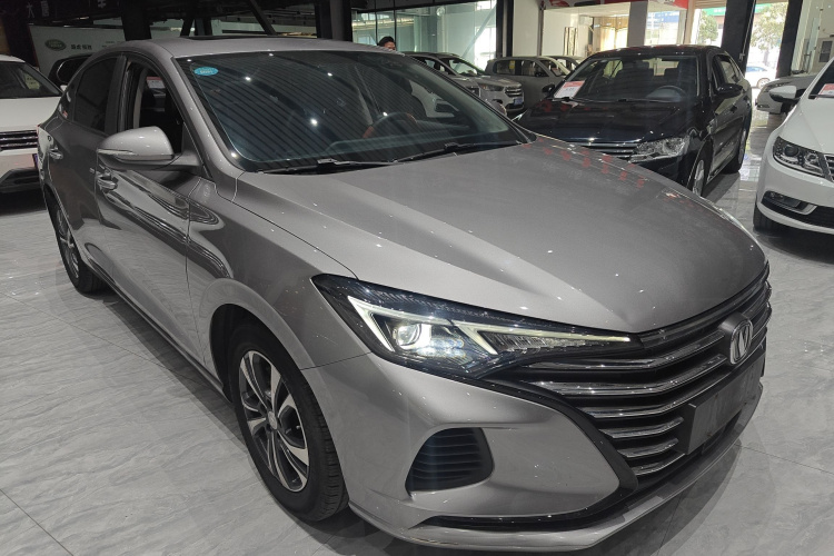 长安 逸动 2020款 PLUS 1.6L GDI 自动豪华型车身外观3