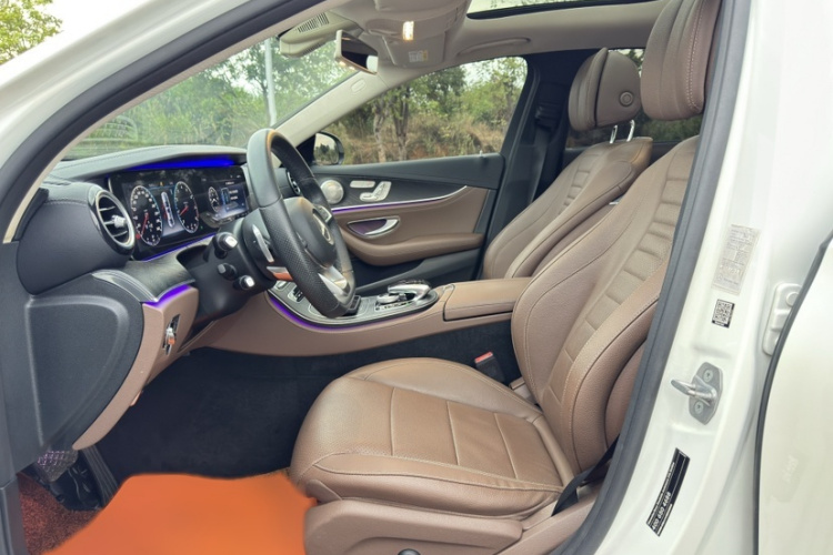 奔驰E级 2017款 E 300 L 运动豪华型中控内饰7012