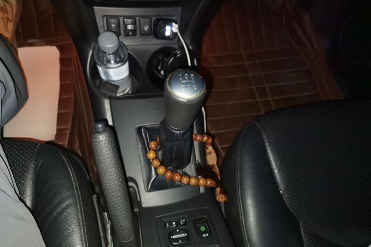 丰田 RAV4荣放 2012款 炫装版 2.4L 手动四驱豪华局部细节18